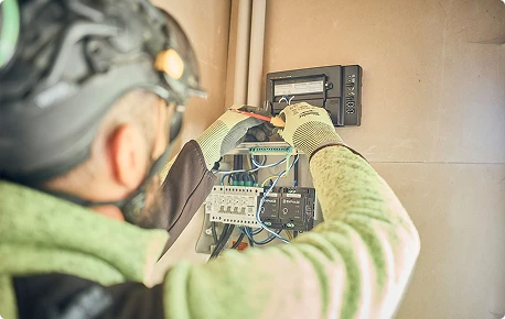 Technicien EV Auvergne intervenant sur un tableau électrique