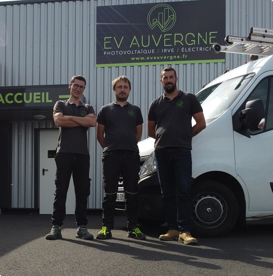 Les trois co-gérants d’EV Auvergne, installateur photovoltaïque à Thiers, devant leur atelier
