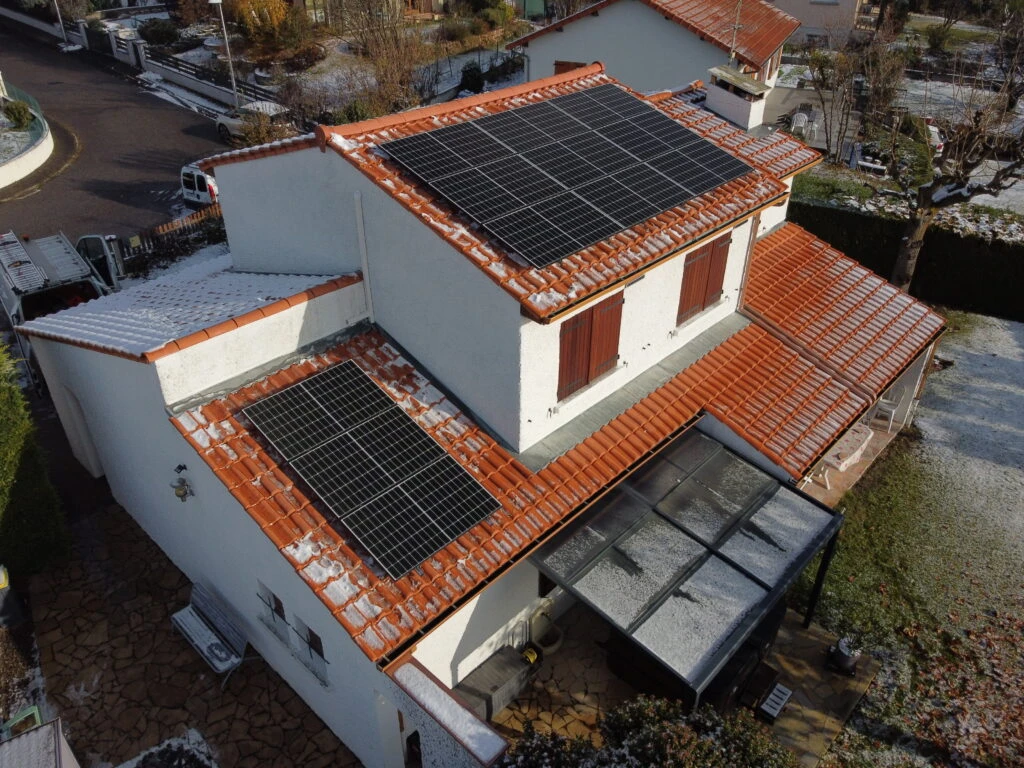 Panneaux solaires posés sur les deux pans d’une maison, vus du ciel