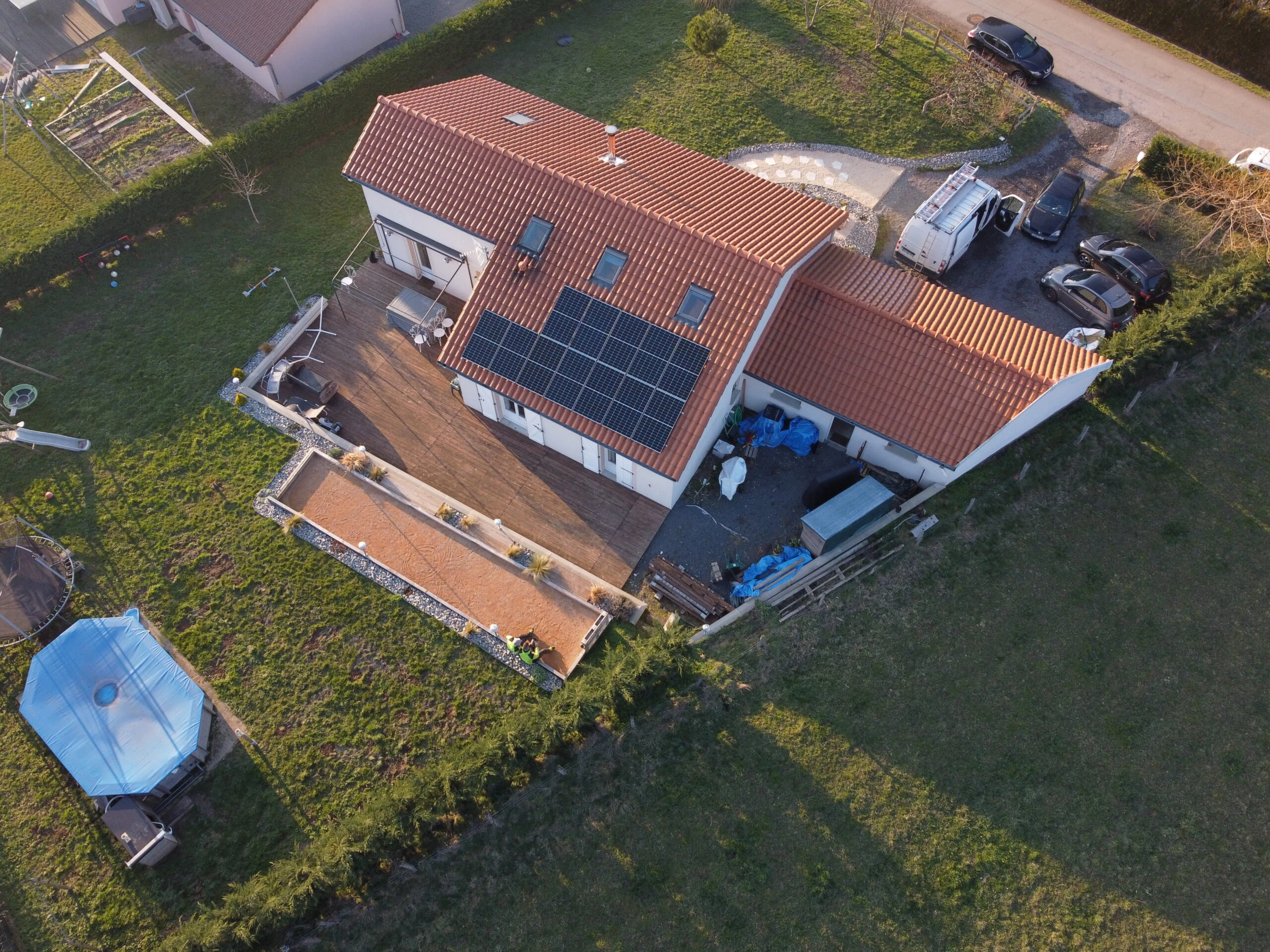 Maison équipée de panneaux solaires, projet préparé par simulation photovoltaïque