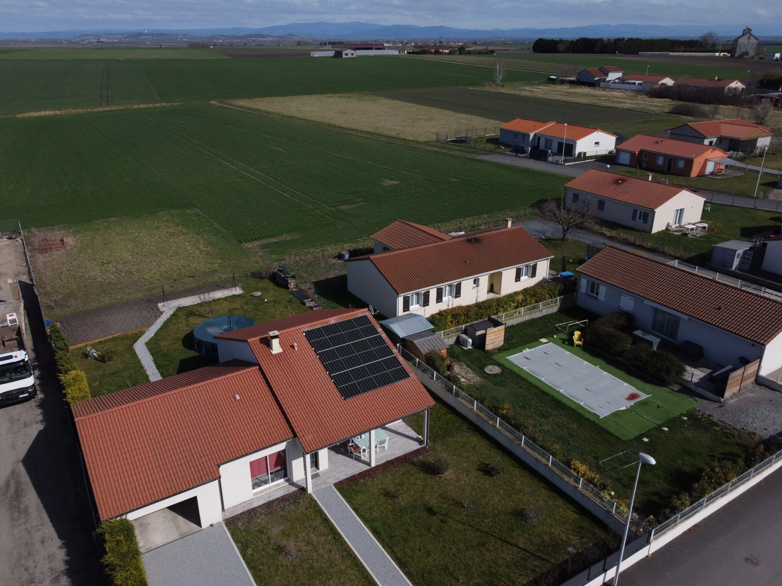 Vue aérienne de réalisations photovoltaïques sur des maisons en campagne