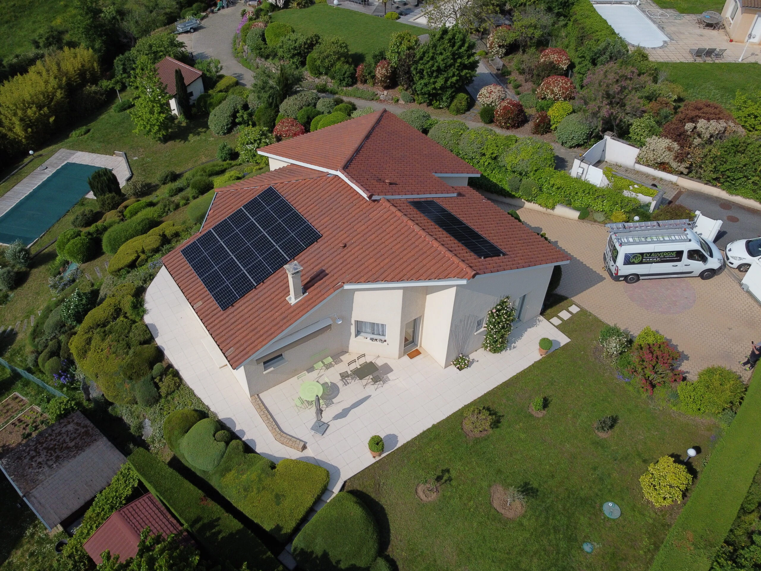 Vue aérienne d’une maison équipée de panneaux solaires dans le Puy-de-Dôme