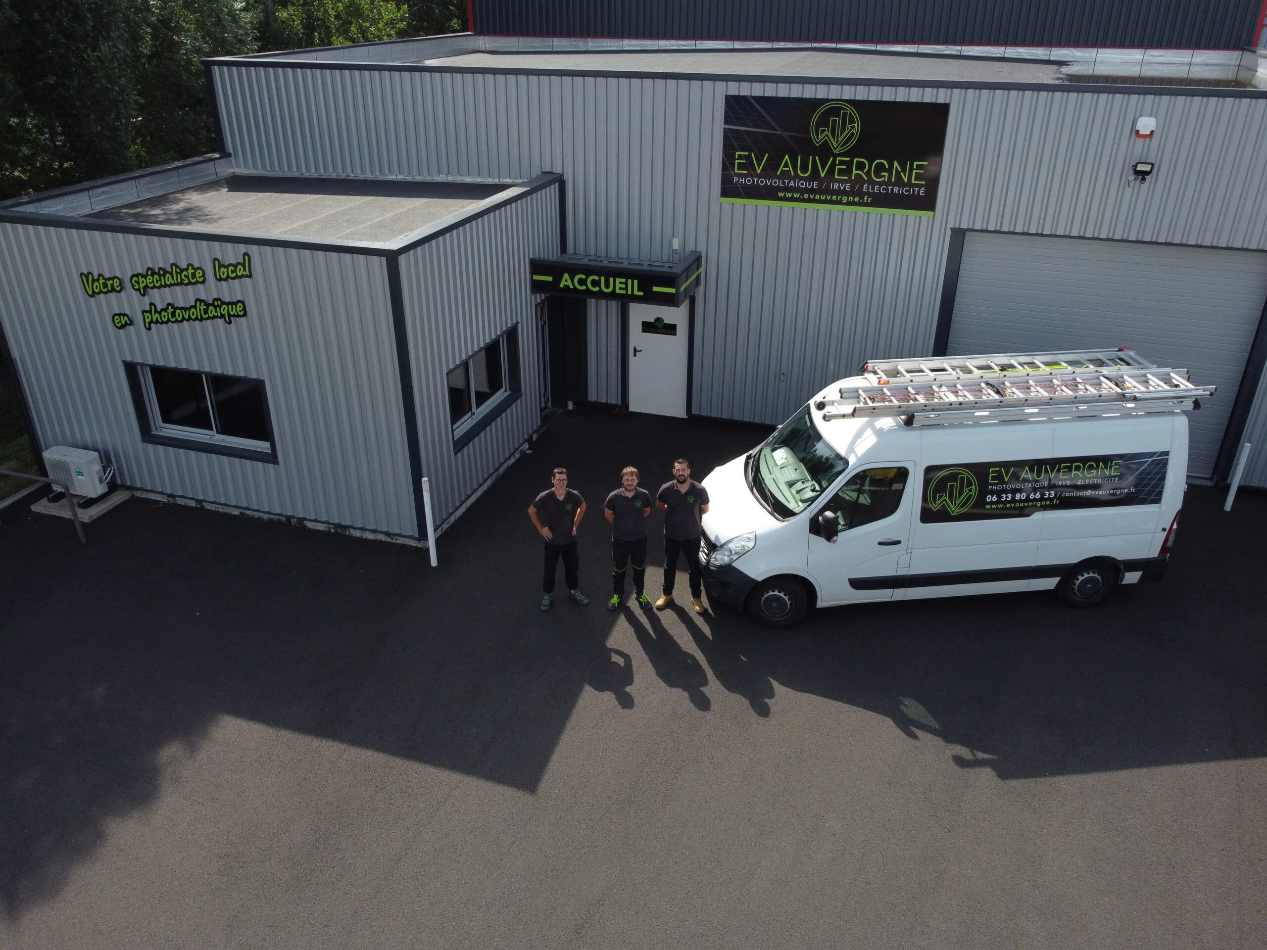 Atelier d’EV Auvergne, installateur photovoltaïque à Thiers, vu du ciel avec l’équipe et le véhicule