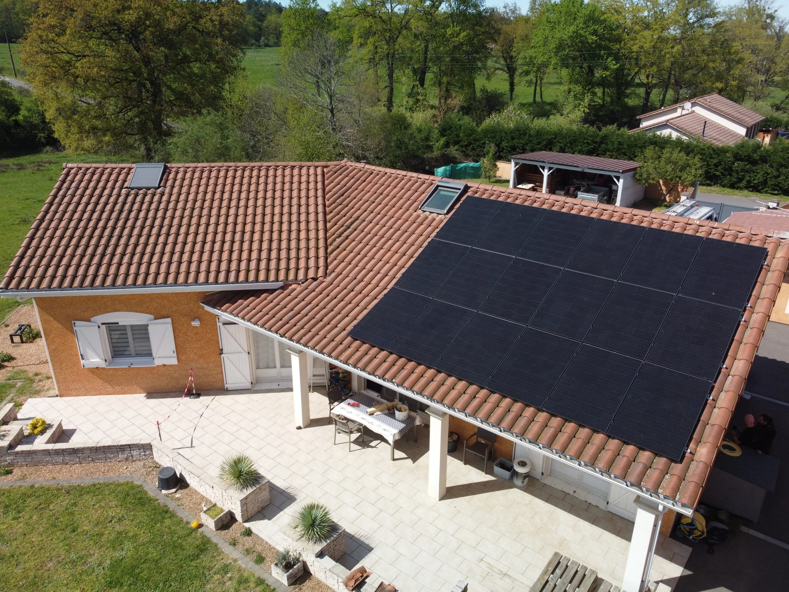Panneaux solaires pour particuliers posés sur une maison avec terrasse