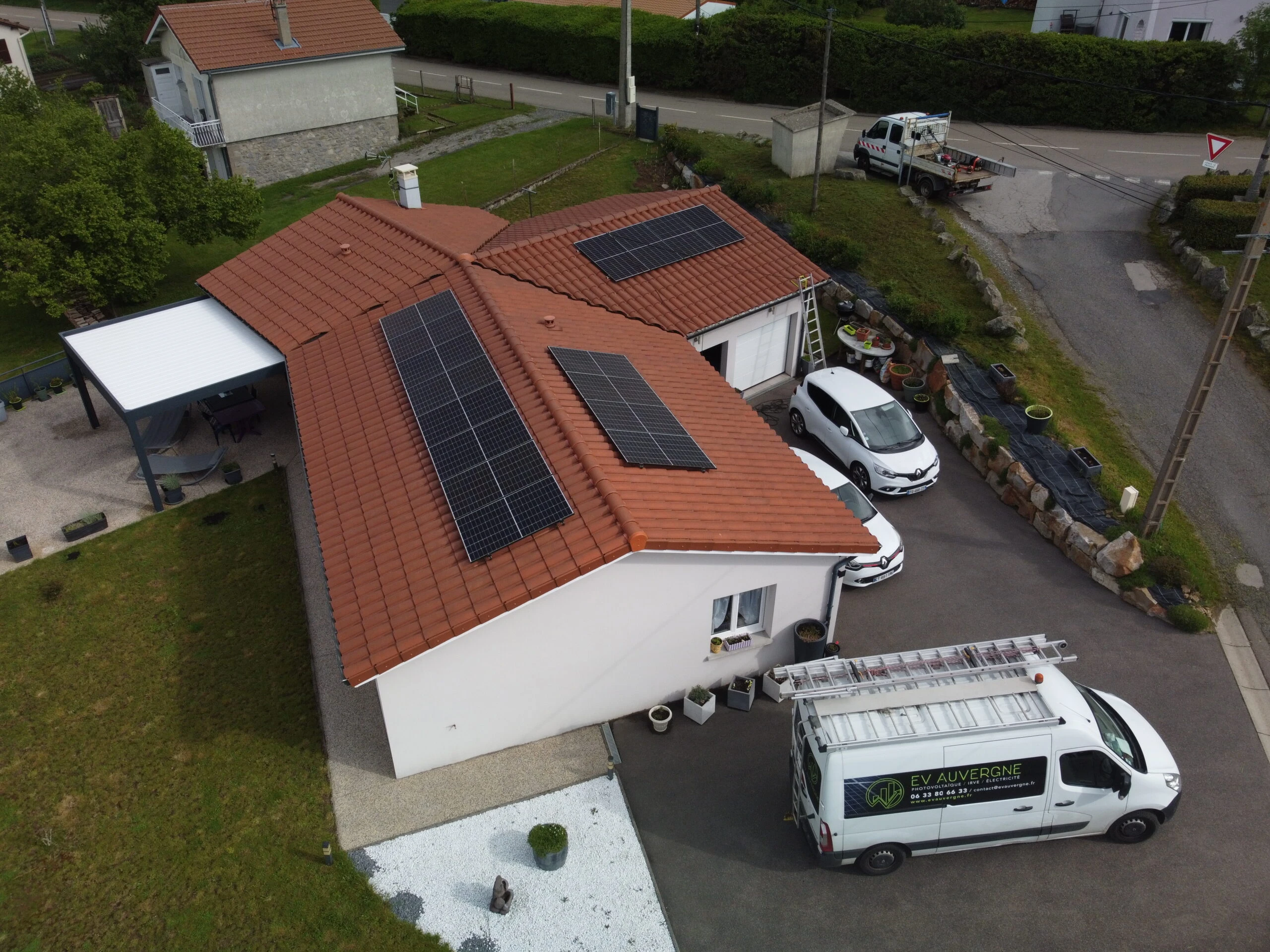 Prix des panneaux solaires : exemple de maison équipée avec le véhicule EV Auvergne