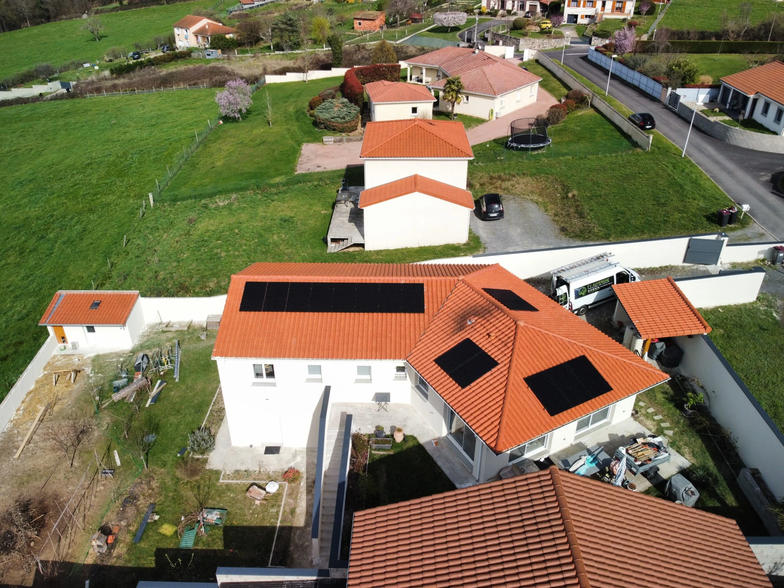 Vue aérienne d’une installation solaire contrôlée sur une maison