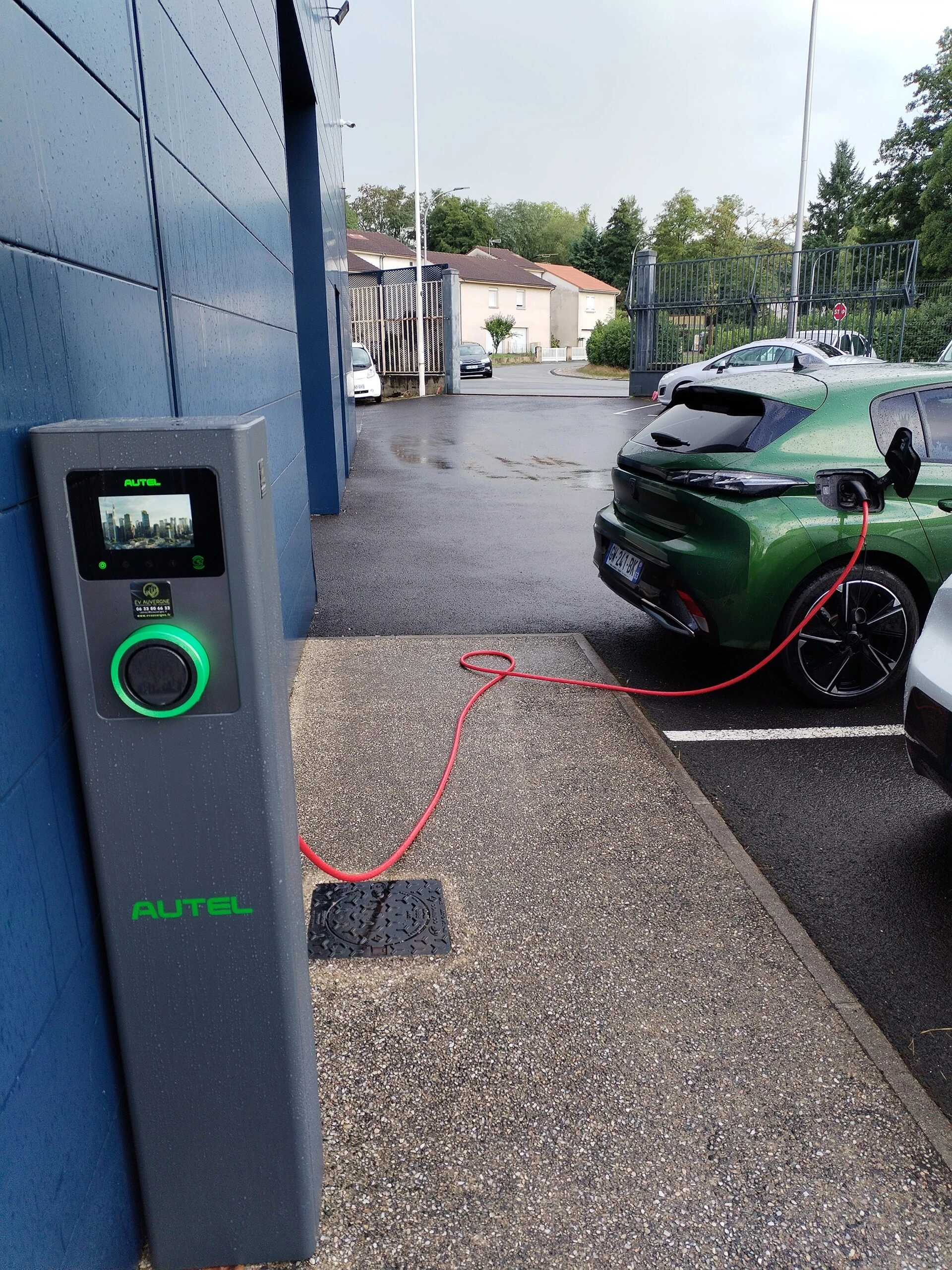 Borne de recharge sur pied pour une voiture électrique sur un parking