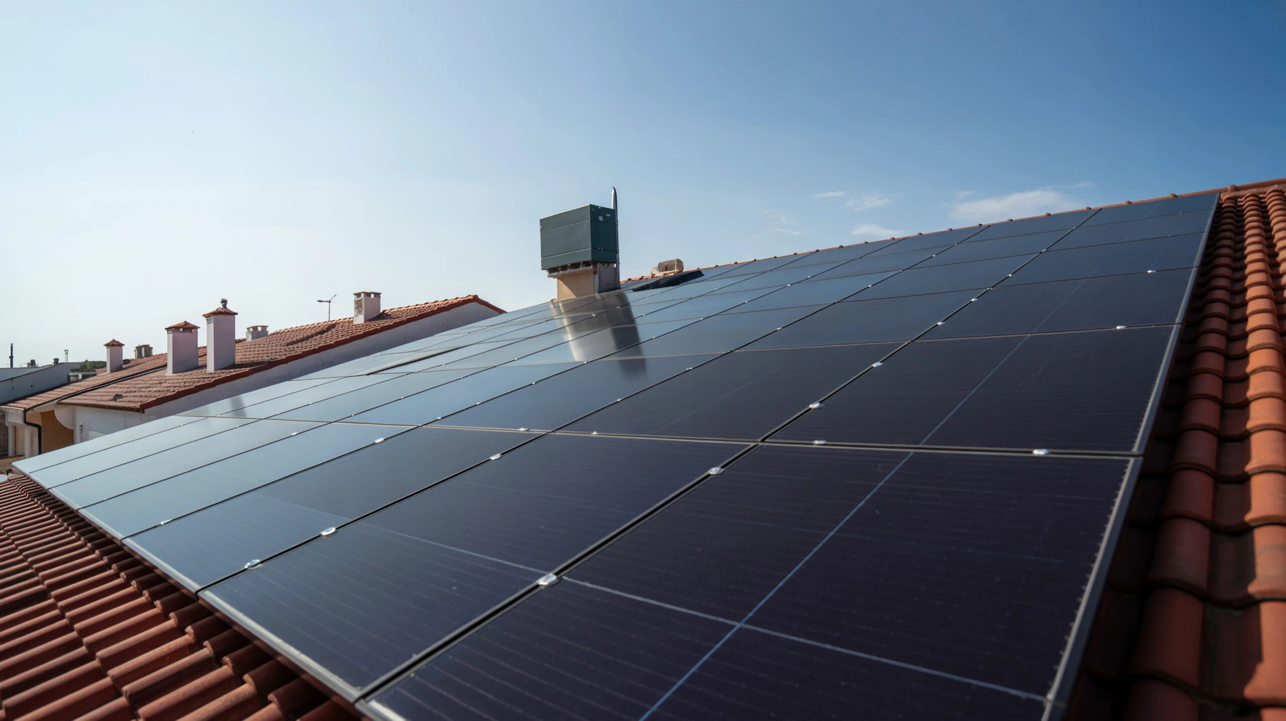 Installation photovoltaïque en surimposition sur une toiture en tuiles