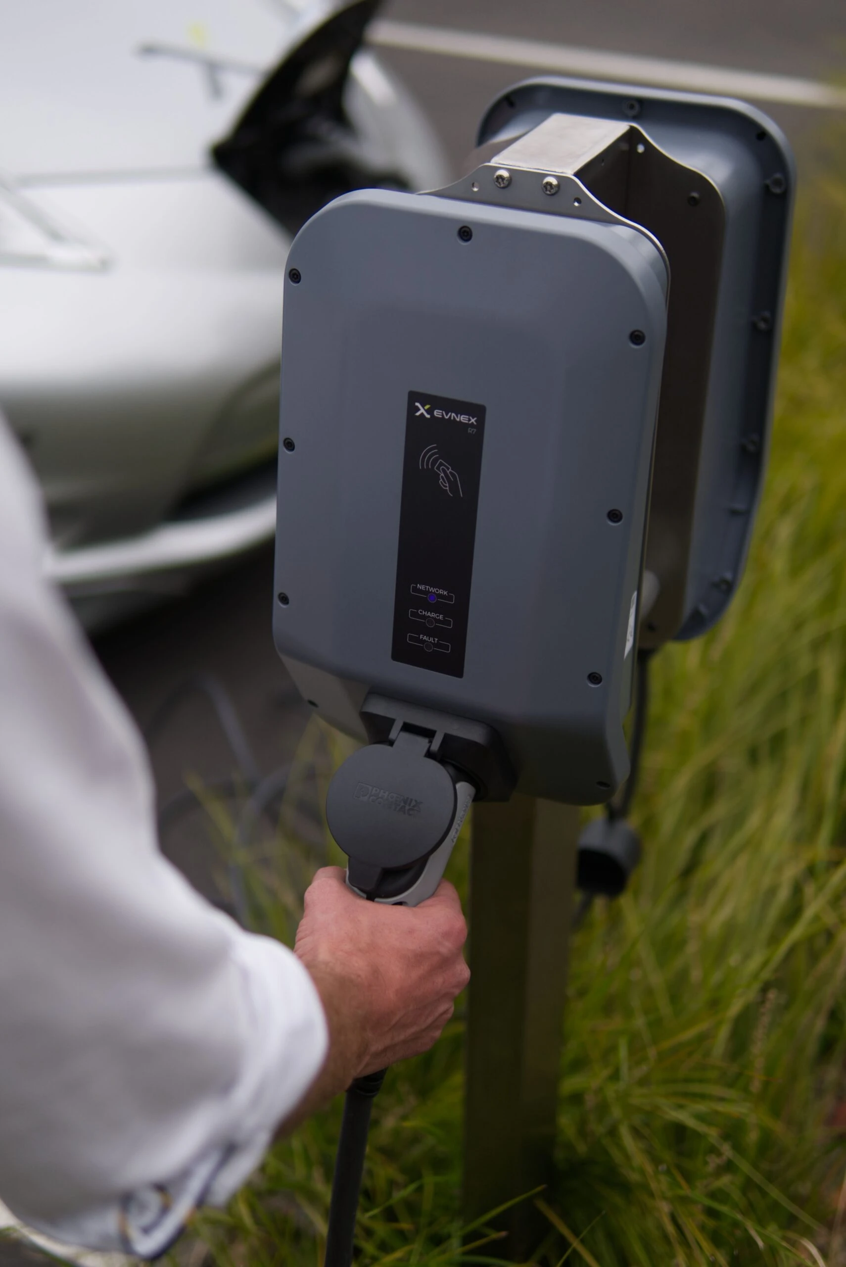 Branchement d’un câble de recharge sur une borne murale